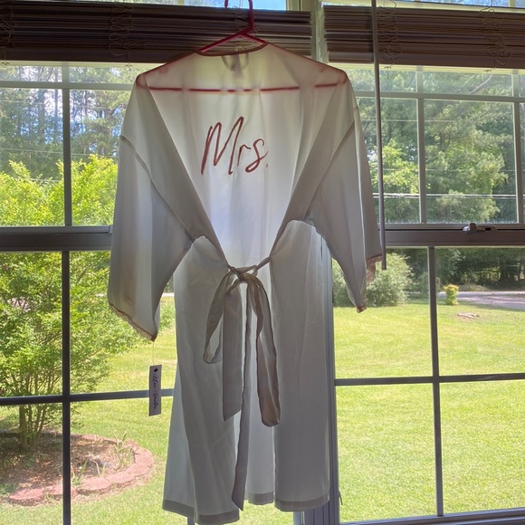 NWT Ladies Mrs. bridal silk robe size medium - Picture 1 of 8